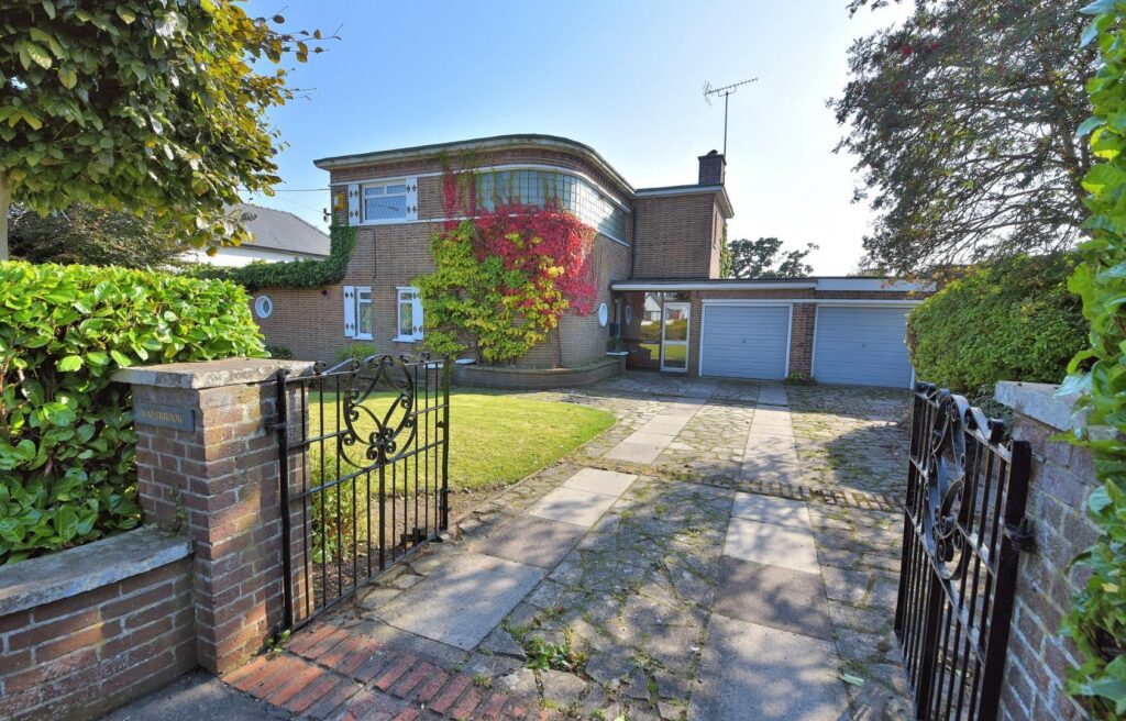 Gwernaffield Road, Mold, Price 430000, House - Detached 3 Bedrooms, 3 bedrooms, 2 receptions