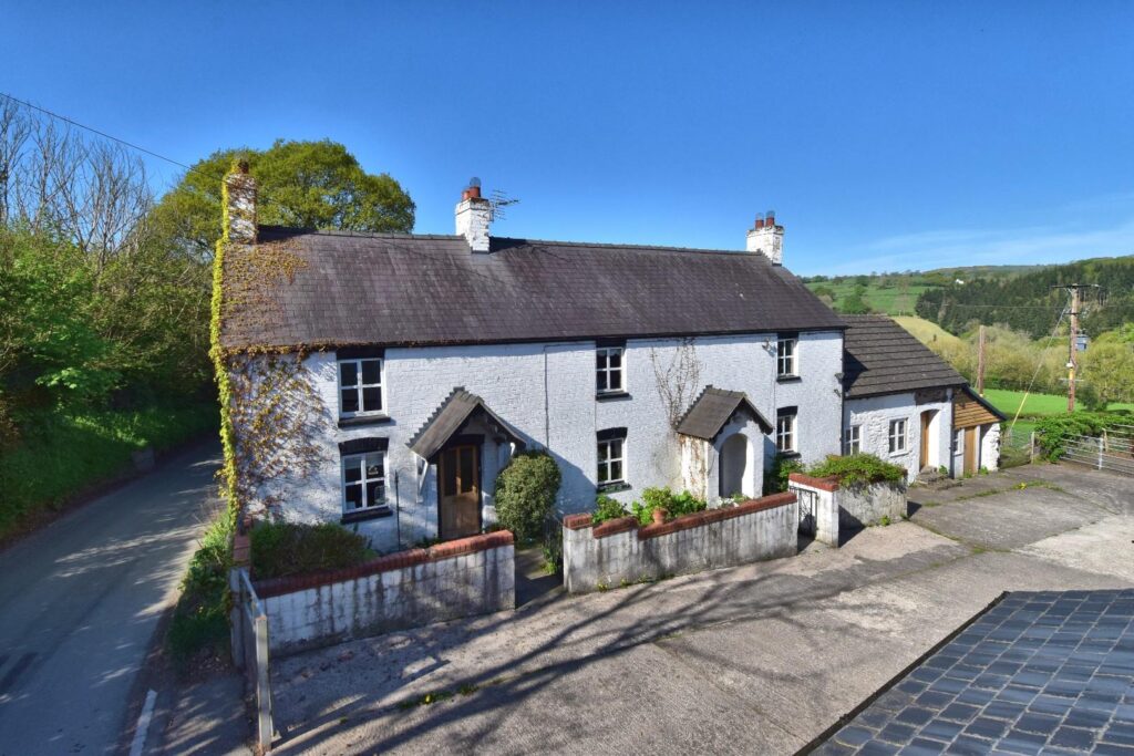 Bontuchel, Ruthin, NEW 450000, Farmhouse 3 Bedrooms, 3 bedrooms, 0 receptions