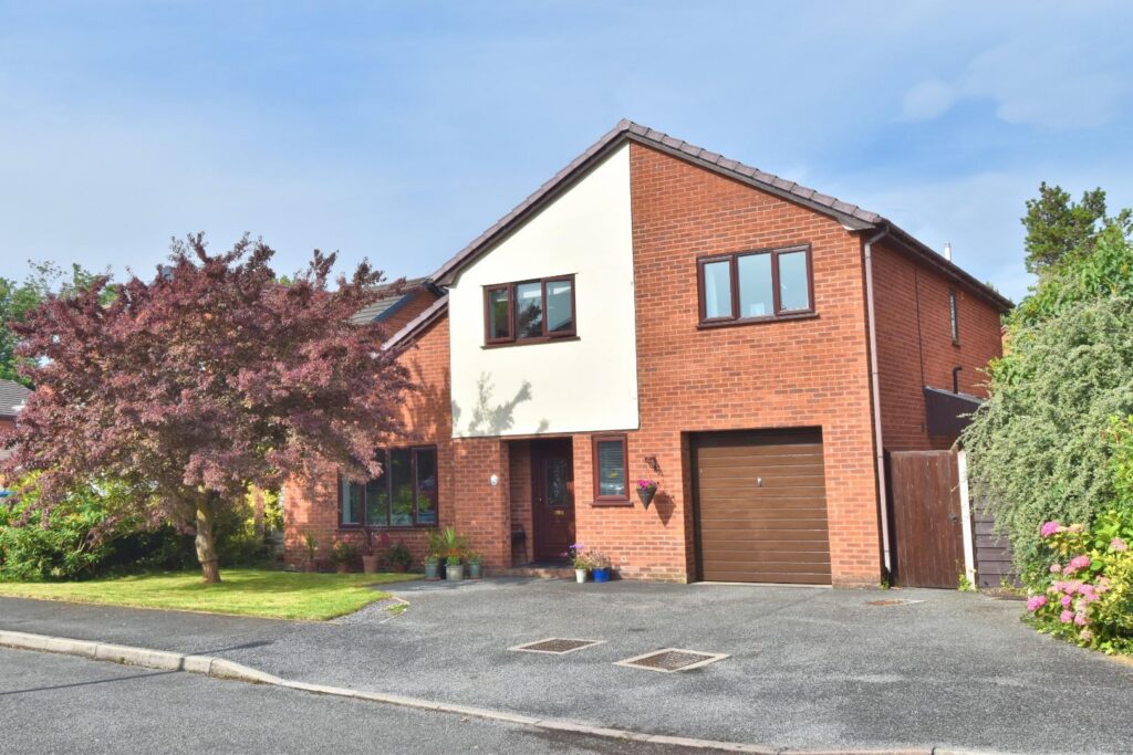 Stryd Y Brython, Ruthin, Price 450000, House - Detached 4 Bedrooms, 4 bedrooms, 3 receptions