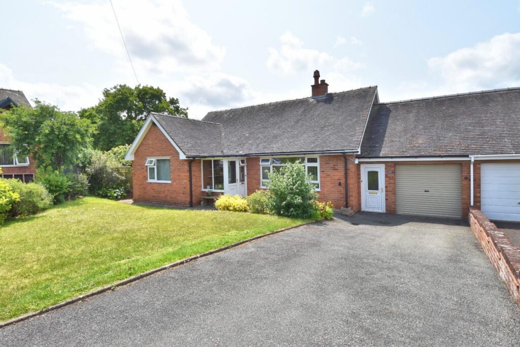 Castle Park, Ruthin, Offers Around 335000, House - Link Detached 3 Bedrooms, 3 bedrooms, 1 receptions