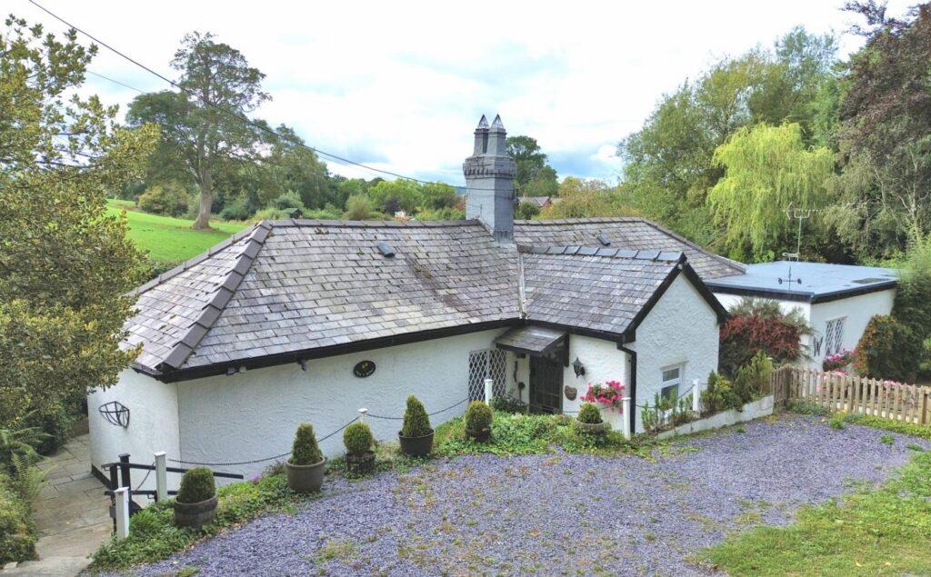 Llanrhydd, Ruthin, Price 450000, Bungalow - Detached 3 Bedrooms, 3 bedrooms, 2 receptions