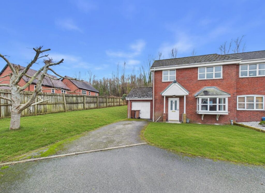 Is Y Coed, Mold, Offers Over 250000, House - Semi-Detached 3 Bedrooms, 3 bedrooms, 1 receptions
