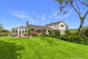 Llanarmon yn Ial, Mold