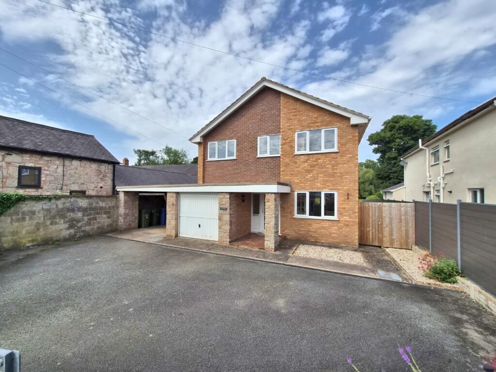 Llanfair Road, Ruthin, Price 400000, House - Detached 4 Bedrooms, 4 bedrooms, 3 receptions