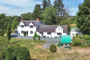 Gwyddelwern, Corwen