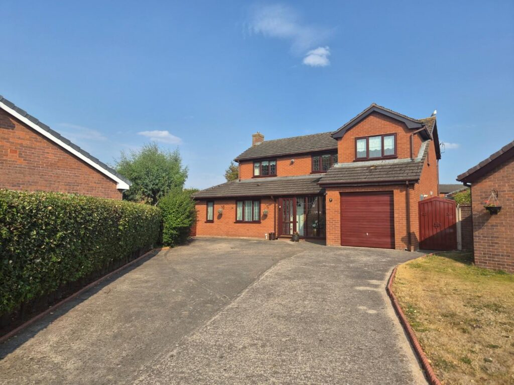 Stryd Y Brython, Ruthin, Price 400000, House - Detached 4 Bedrooms, 4 bedrooms, 2 receptions